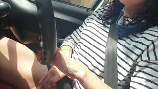 Lấy một chiếc xe lái xe trong khi chơi với âm đạo