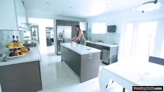 Piccole tette matrigna, cuochi e il suo vestito si sporca.Lei toglie la pulizia e figliastro ottiene un boner.Lei gli fa una sega e un pompino e viene scopata