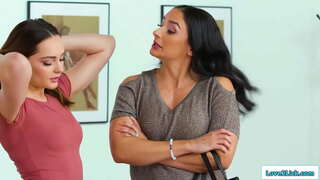 Busty stepmom a llysferch gennych berthynas dirgel ac y babe sneaks i mewn i&#039;r milfs ystafell wely ac maent yn cusanu.Lladin rims hi ac mae hi&#039;n licks ei cunt