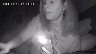 Busty Milf नष्ट कर देता है उसके Clit पर सोने Hidden Cam