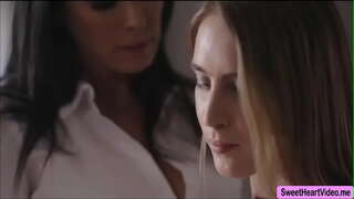 Cadence ဇိမ်ခံနောက်ဆုံးလိင်တူ MILF ဂင် Foxxs လာျစိုစွတ်သော