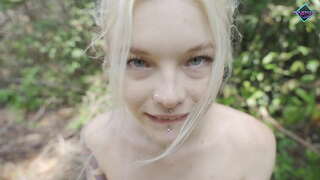 נערה חרמנית מוצצת זין גדול ביער. קרניאלי בנדי