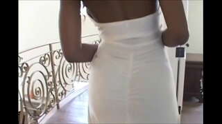 Nyomi cael ei ass busted