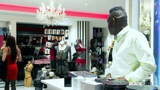 יפה רייצ &#039; ל Adjani מקבל הלבשה תחתונה חדשה ב-BBC אדי בלקסטון של חנות סקס &amp;amp; מסתיים חם אנאלי מפגש עם רטוב מציצות, דילדו בתחת שלה &amp;amp; a creampie! מלא פליק &amp;amp; 1000s יותר PrivateBlack.com!