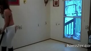 Ексхибиционист бършещ гол за метача, който се промъкна!