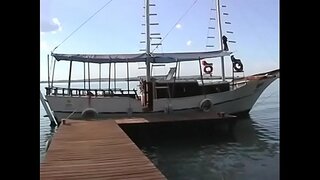 Latina caliente rubia consigue su culo follada al aire libre en el puente