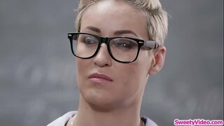 Teen babe spise hendes instruktører kusser efter klasse