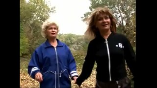 ���ሚሰጡዋቸውን ይታያል በይፋ ጋር ይገናኛሉ እርስ pussy በጣም ሣር