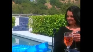 Врућа истетовиран се бабе са косом боје воронова крила заводи момка у тераси, да добију велики попуст приликом куповине куће