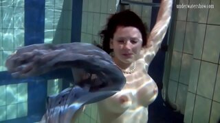 ���่ายน้ำที่รัก Katka รางอยู่ในระว่ายน้ำด้วย