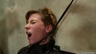 Strapped brunette MILF दास एरियल एक्स मा पिन illuminating तालिका त्यसपछि साङ्लाले बाँधेर fucked गुदा हुन्छ dildo संग मा एक छडी मा हात मास्टर को ओरलैंडो