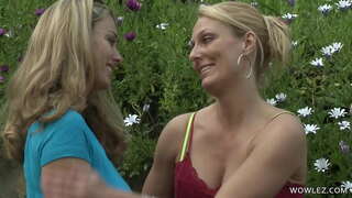 ���ዳዲስ tits በግራ lesbian የታዘዘ